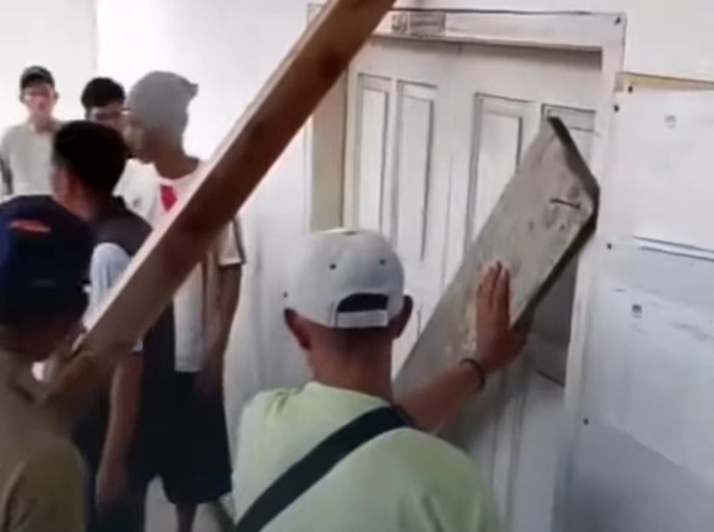 Kecewa dengan Kades, Warga Padaluyu Cianjur Segel Kantor Desa