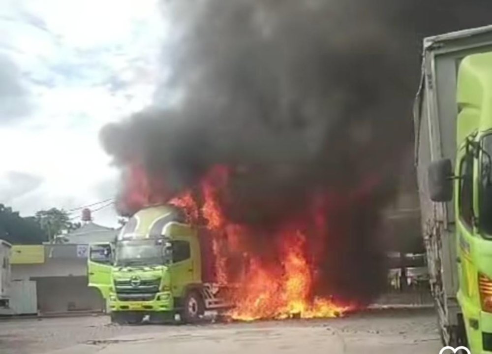Truk Pengangkut Paket Terbakar di Gedebage, Bandung