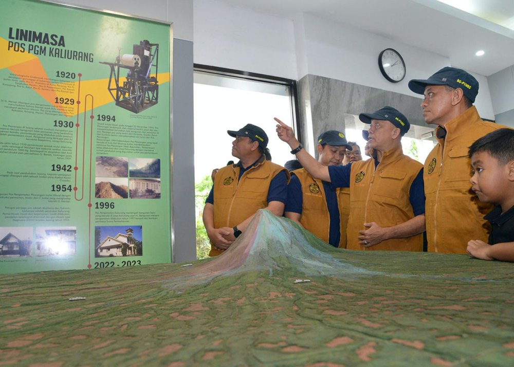 Menteri ESDM Bahlil Memantau Aktivitas Gunung Api Pastikan Keamanan Tahun Baru 2025