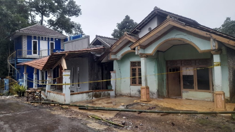 Puluhan Warga Neglasari Sukabumi Tinggalkan Rumah Akibat Pergerakan Tanah
