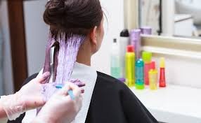 Tips Aman Mewarnai Rambut Sendiri di Rumah