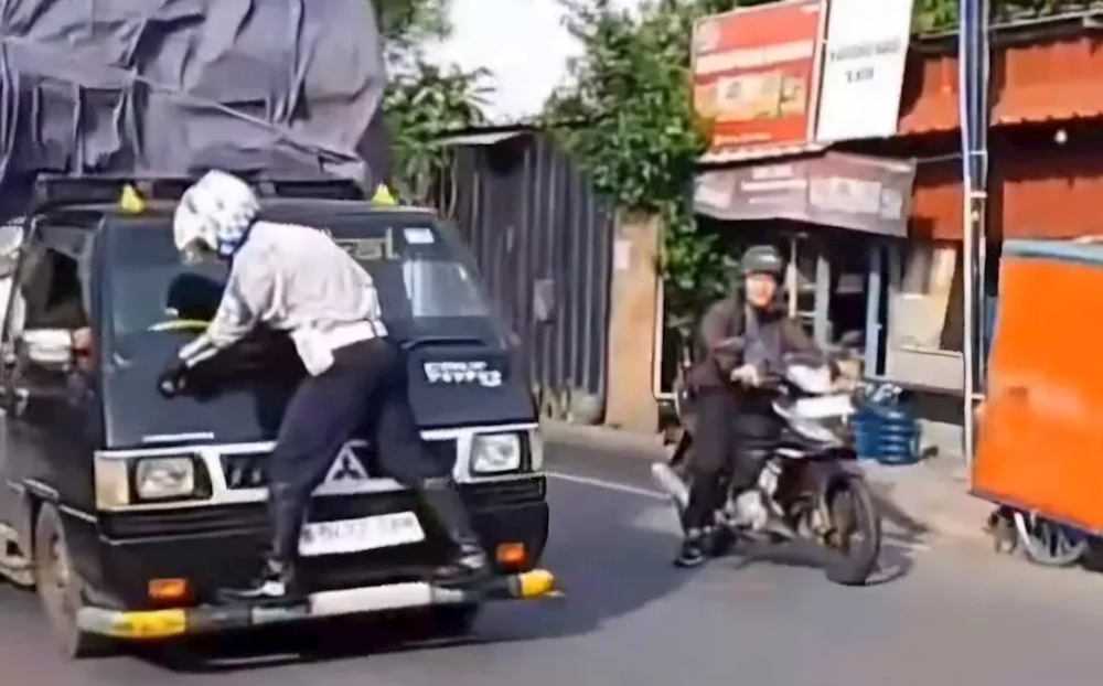 Dishub Depok Identifikasi Pick-Up yang Membawa Petugas di Kap Mobil