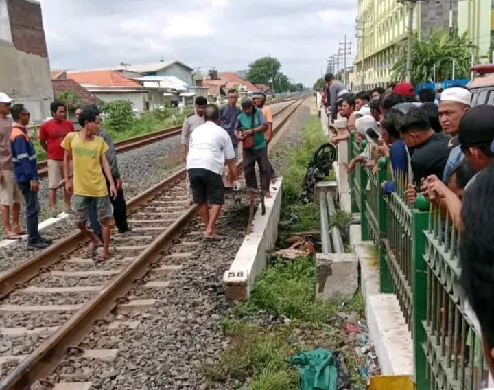 Pemotor Tewas Mengenaskan Tertabrak Kereta Api di Sidoarjo