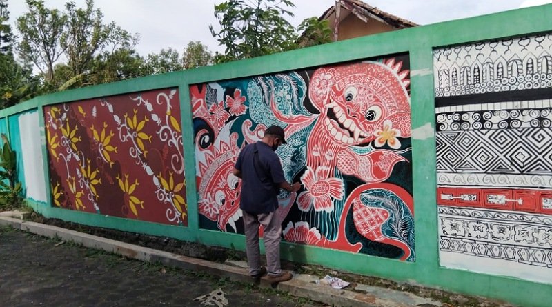 Tim Dosen FIK Tel-U Garap Mural Dinding Dinsos Jabar