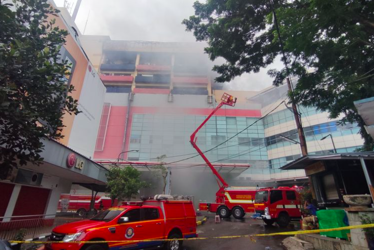 Petugas Damkar Terus Berjibaku Pemadaman Kebakaran di Glodok Plaza