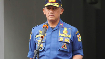 Damkar Lanjut Bersihkan Puing Kebakaran Glodok Plaza