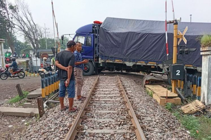 Truk Mogok di Perlintasan Sidoarjo Sebabkan Gangguan Perjalanan Kereta Api