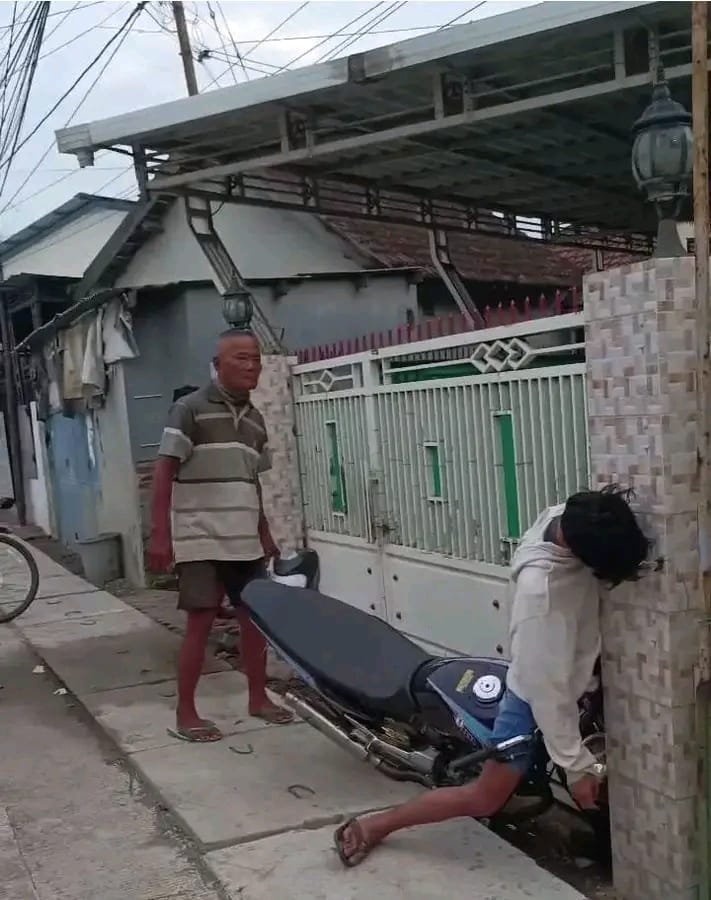 Diduga Mabuk Pengendara Motor Tabrak Pagar Rumah