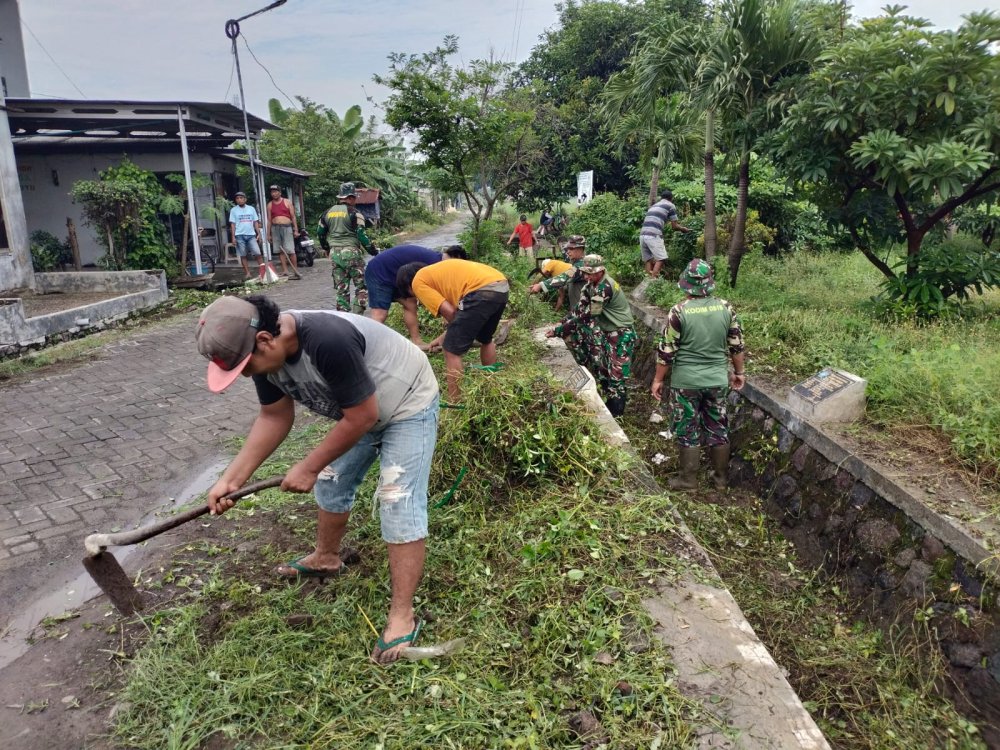 Forkopimka Krembung Ajak Warga Kerja Bakti Antisipasi Dampak Cuaca Ekstrem