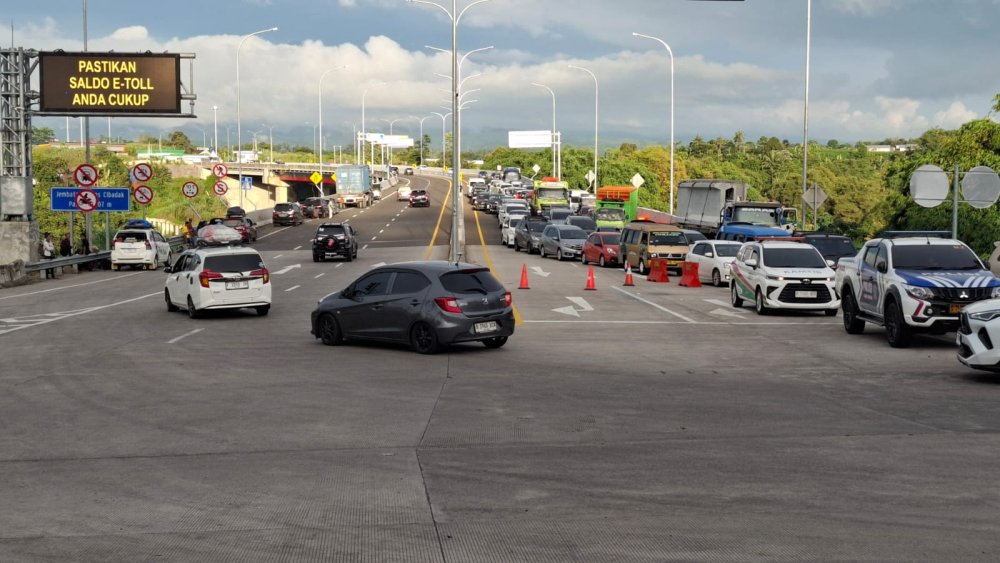 Polisi Lakukan One Way Arah Sukabumi Menuju Gerbang Tol Bocimi