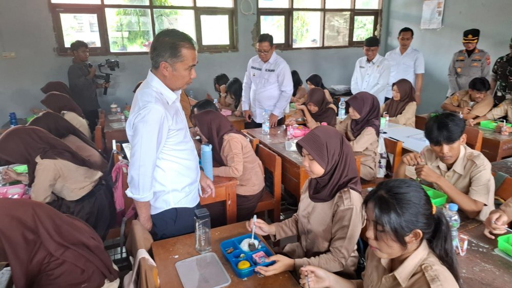 Tinjau Pelaksanaan MBG di Kota Sukabumi, Bey: Menunya Nasi, Ayam Kecap, Sayuran