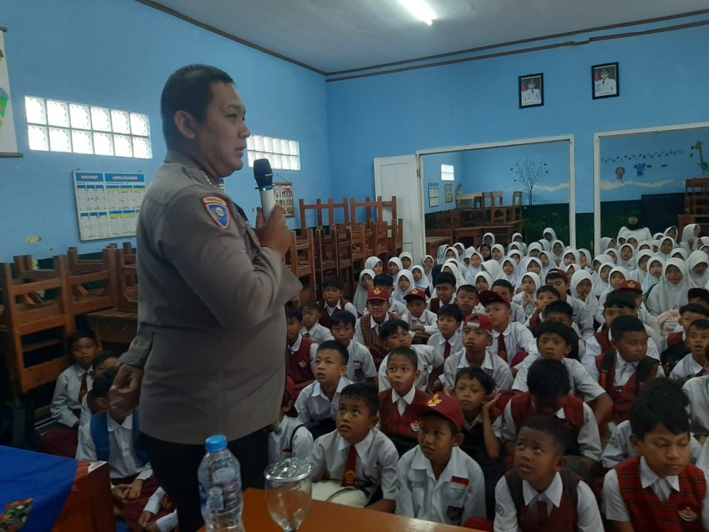 Mencegah Perundungan di Sekolah: TNI-Polri Berikan Bimbingan di SDN 2 Andir