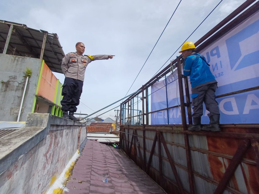 Seorang Pria di Sukabumi Kesetrum saat Pasang Spanduk