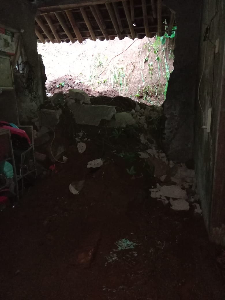Dampak Gempa 4,3 Magnitudo di Sukabumi: Dinding Dapur Milik Warga Simpenan Ambruk