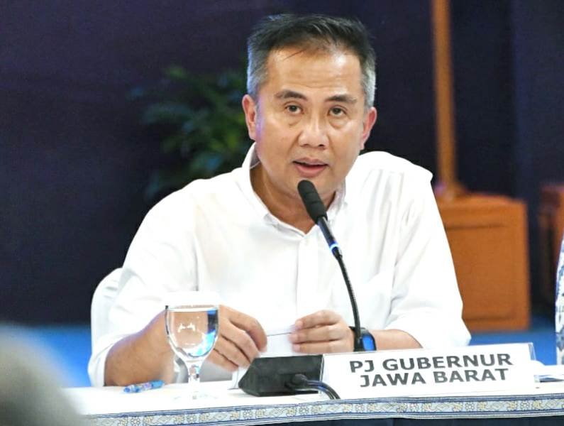 Perayaan Tahun Baru 2025: Bey Machmudin Minta Warga Jaga Kebersihan dan Tidak Buang Sampah Sembarangan"