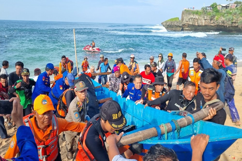 Momen Liburan Berubah Menjadi Tragedi: 13 Pelajar Mojokerto Terseret Ombak, 3 Tewas