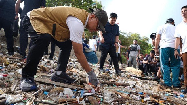 Bersih-Bersih Pantai Kuta: Zulhas Dorong Masyarakat Jaga Lingkungan