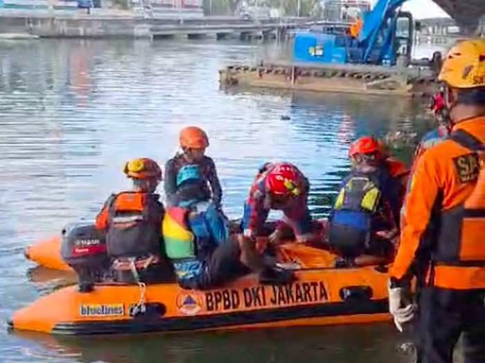 Dikejar Oleh Gerombolan Bersajam, Dua Orang Tewas Setelah Melompat ke Kali Jakut