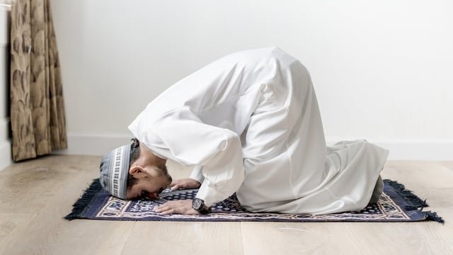 Tata Cara dan Hukum Sujud Sahwi Saat Lupa dalam Shalat