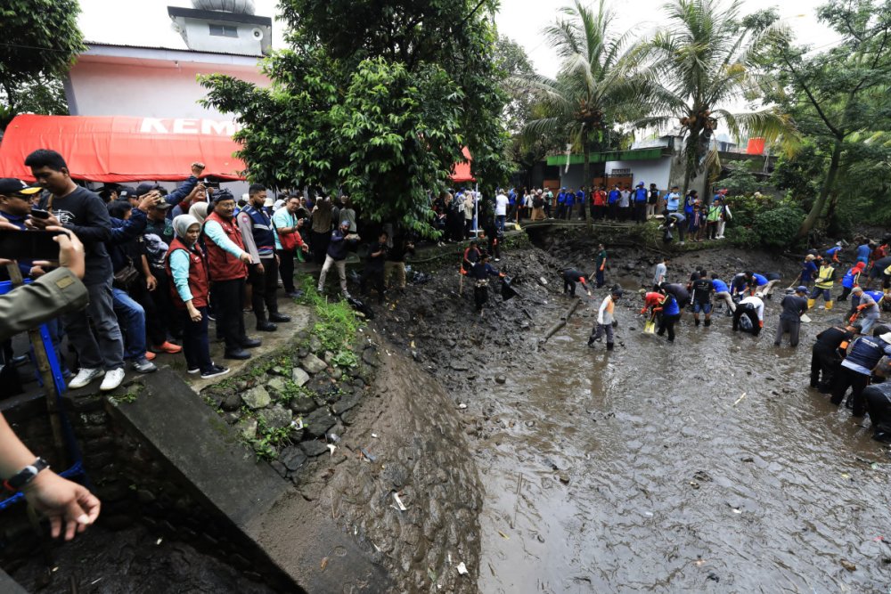 Bareng Komeng, Mensos Gerakkan Kerja Bakti Massal Bersihkan Sungai di Bogor