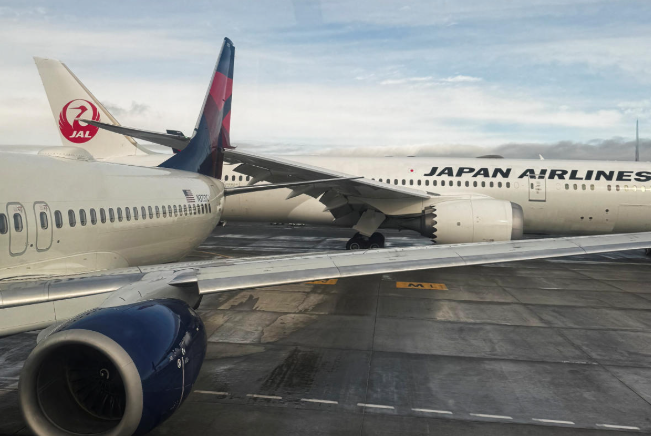Pesawat Japan Airlines Tabrak Ekor Delta Airlines di Bandara Seattle-Tacoma