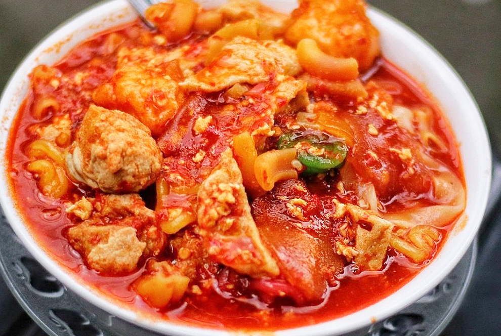 Hobi Makan Seblak? Waspada Risiko Hipertensi dan Gangguan Pencernaan