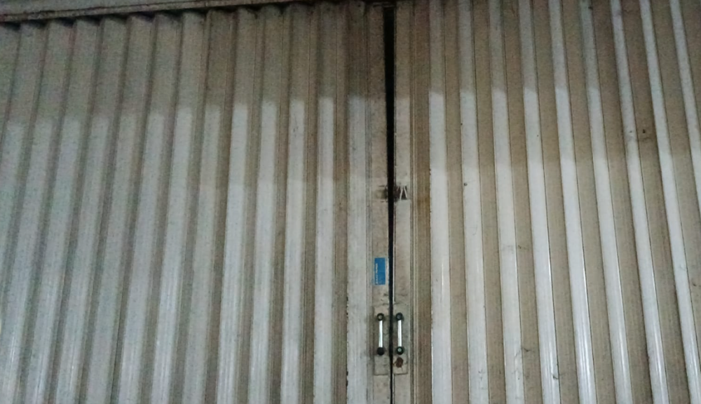 Dinas Kebakaran Bandung Turun Tangan Atasi Gembok Rolling Door Terkunci
