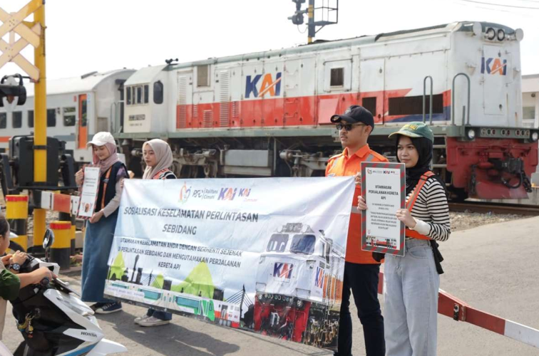 KAI Daop 2 Bandung Sosialisasikan Bahaya Aktivitas di Jalur Rel Kereta