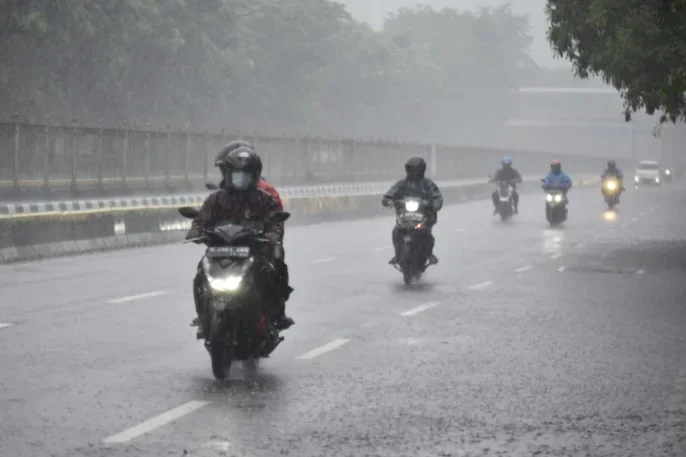 Bandung Diguyur Hujan Seharian! Siang Badai Petir, Malam Masih Basah