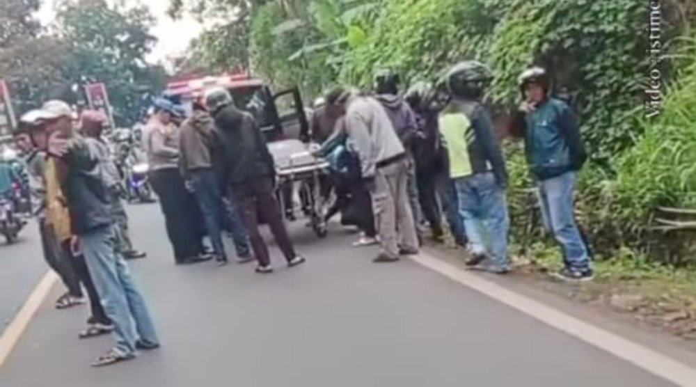 Kecelakaan Antar Angkutan Umum dan Sepeda Motor di Jalan Raya Purwakarta