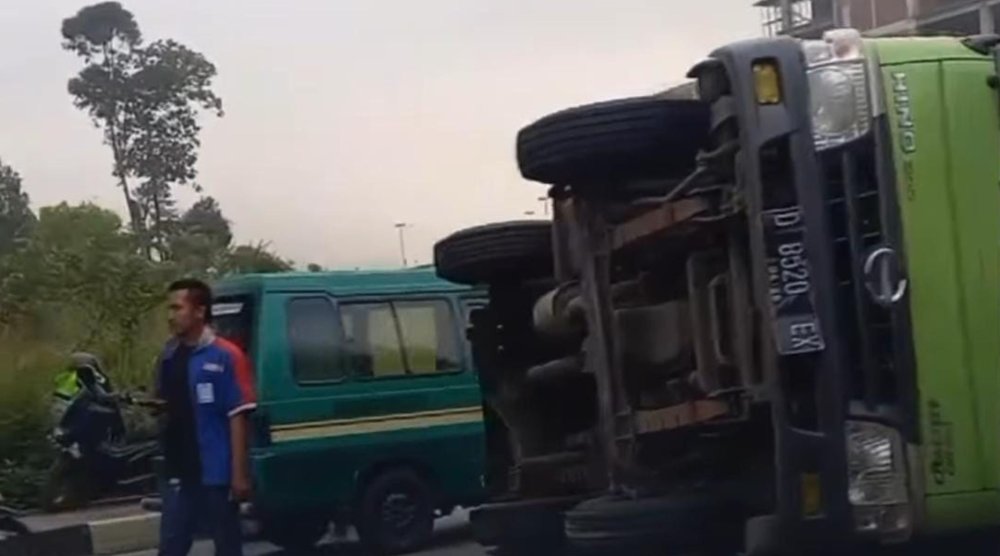 Kecelakaan di Jalan Raya Nagreg-Cicalengka Bandung, Mobil Box Terguling