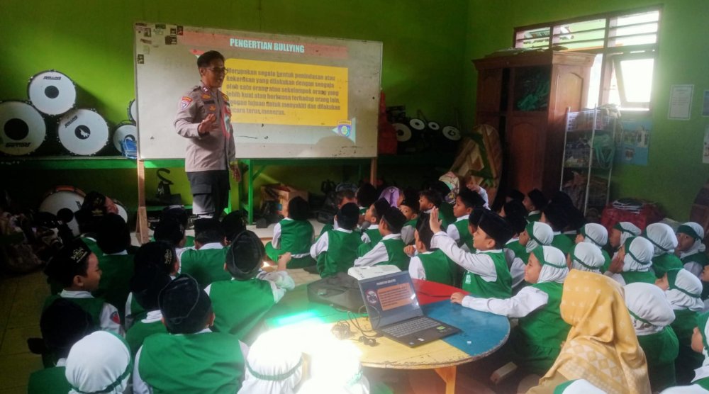 Tanggapi Maraknya Bullying, Polsek Krembung Gelar Edukasi untuk Pelajar