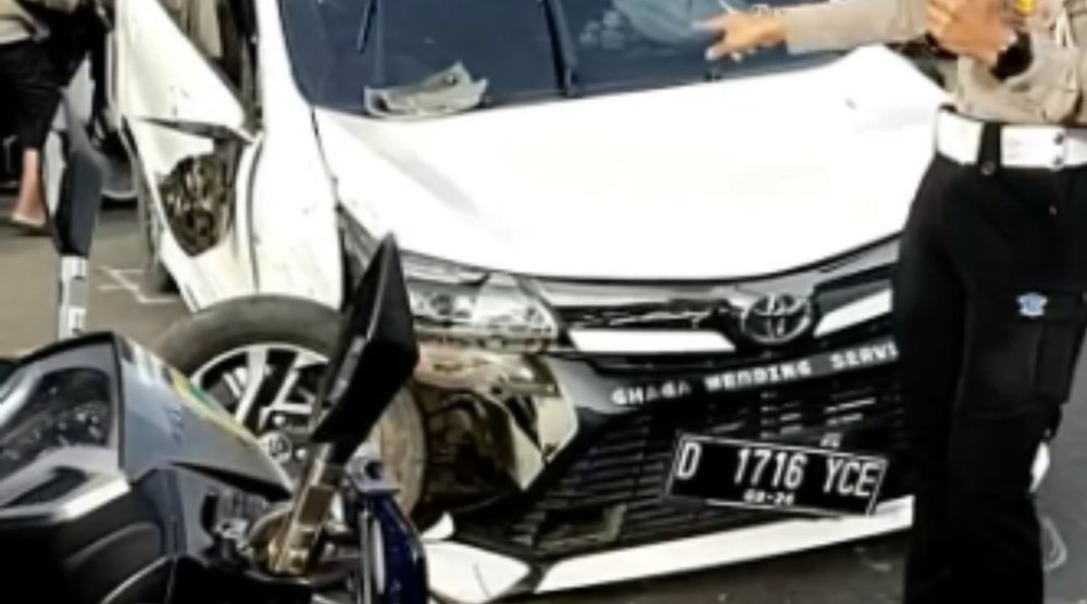 Kecelakaan di Jl. Pasteur Bandung, Mobil Mengalami Kerusakan