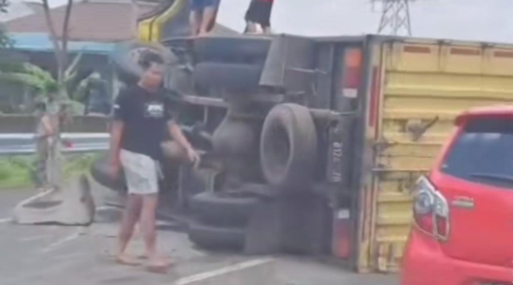 Kecelakaan di Tol Purbaleunyi KM 144 Arah Jakarta, Truk Terguling