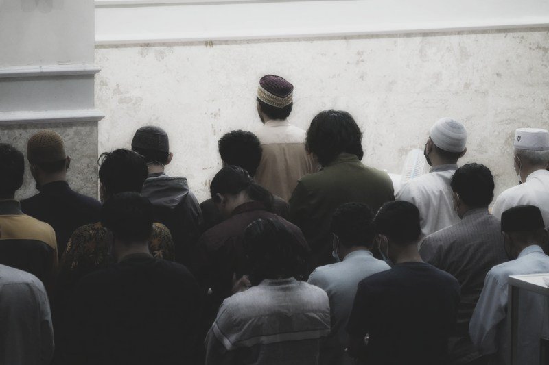 KHUTBAH JUMAT | Jadilah Manusia yang Menebar Manfaat bagi Sesama