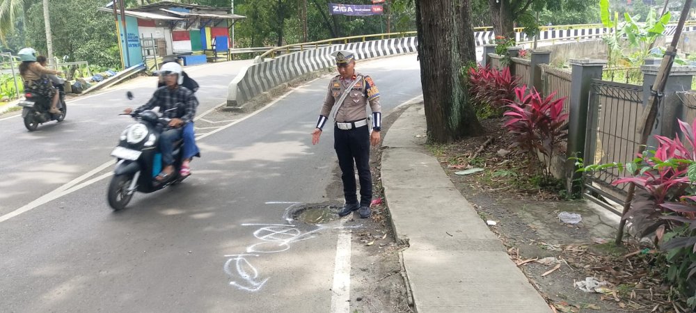Pemotor Tewas Terlindas saat Mencoba Menyalip Truk di Sukabumi
