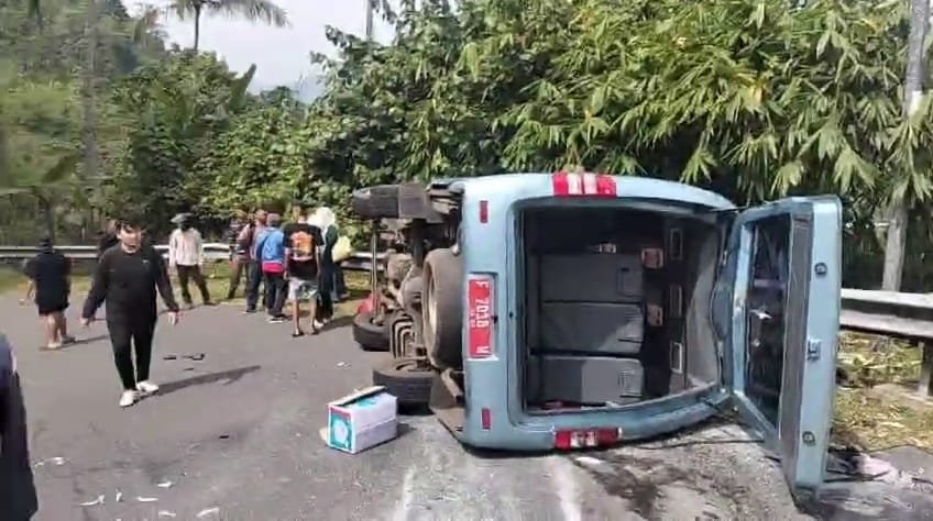 Mobil Plat Merah Alami Kecelakaan di Letter S Cikidang Sukabumi