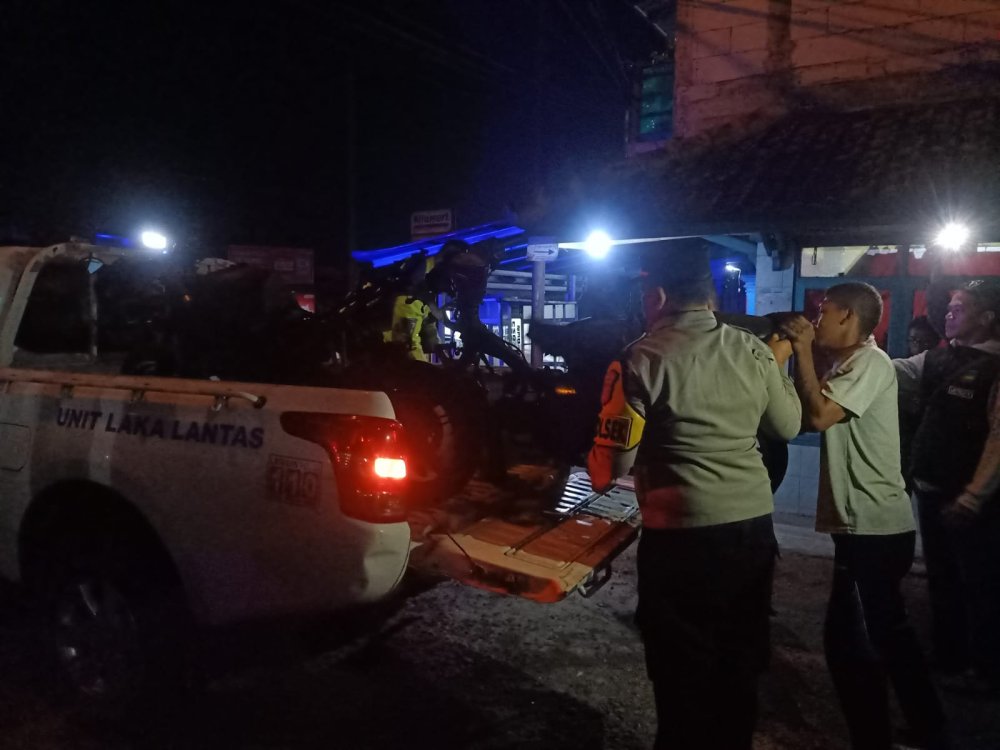 Dua Sepeda Motor Tabrakan Hingga Terbakar di Sukabumi