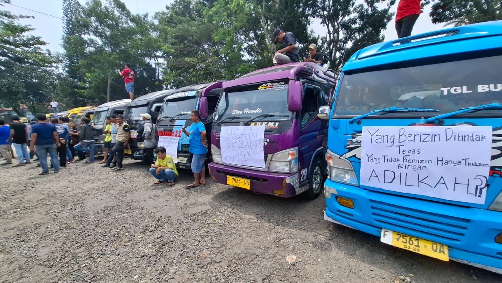 Sopir Elf di Sukabumi Demo Tuntut Dishub Tertibkan Taksi Gelap