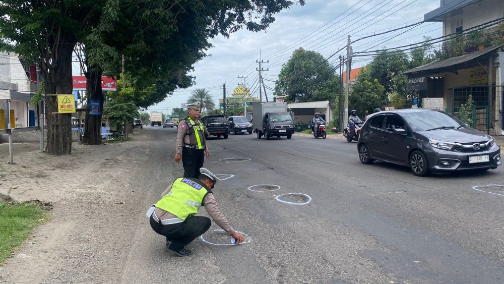 Peduli Keselamatan Berkendara, Polisi di Sidoarjo Berikan Tanda Jalan Berlubang