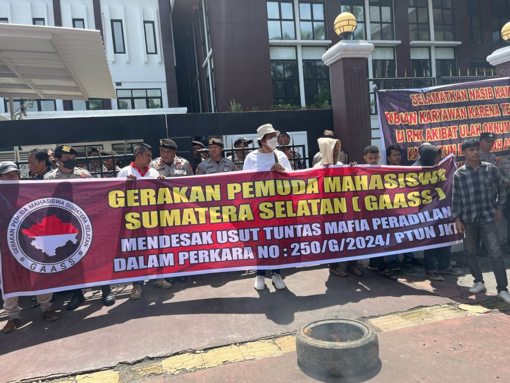 Bakar Ban dan Lempari Aparat, Massa Desak PTUN Segera Tolak Gugatan PT SKB