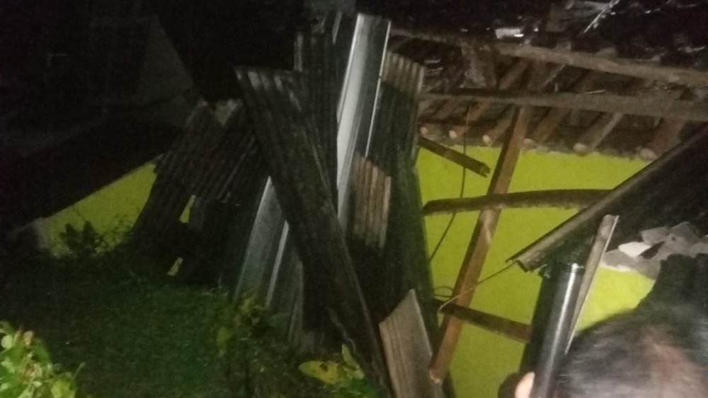 Longsor Rusak Sejumlah Rumah di Cikidang Sukabumi