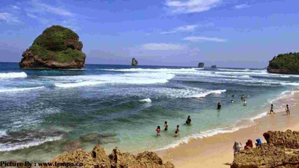 Pantai Gua Cina: Destinasi Wisata Alam di Malang