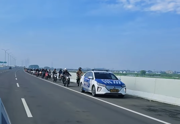 Banjir Bekasi, Polisi Kawal Ratusan Pemotor Melintas Jalan Tol