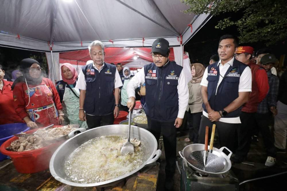 Menteri Sosial dan Wakilnya Siapkan Sahur untuk Korban Banjir di Bekasi