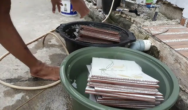 Proses Perendaman Ubin, Langkah Penting untuk Pemasangan yang Awet
