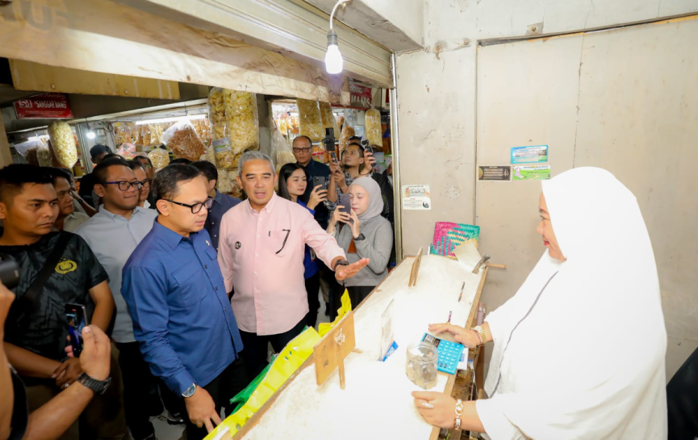 Kunjungi Pasar Kosambi, Wamendagri Pastikan Stok Pangan Aman Jelang Lebaran