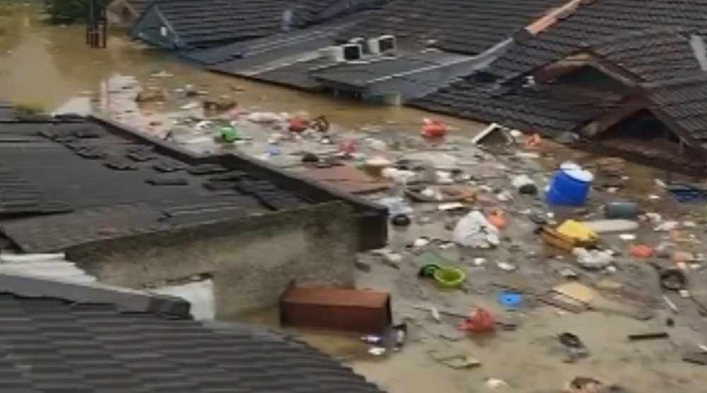 Luapan Kali Bekasi Picu Banjir di Vila Nusa Indah 2, Warga Terpaksa Mengungsi