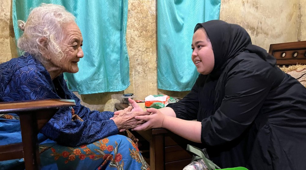 Gema Malam Takbir Dikumandangkan, Humaira Temui Warga Miskin di Solokanjeruk