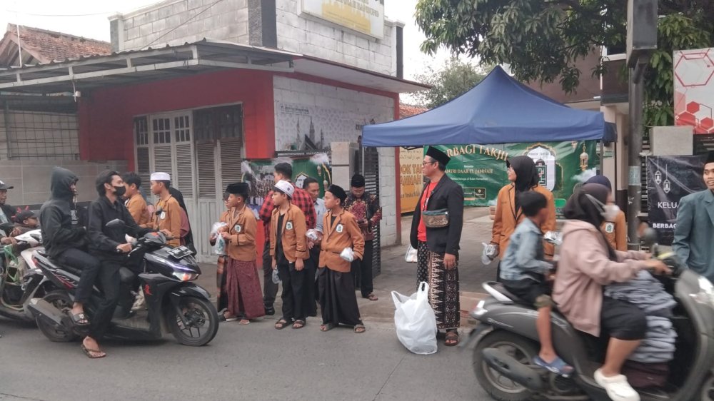 Para Santri Ponpes Daar El Jannah Kab. Bandung Berbagi Takjil